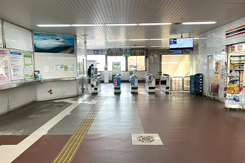 JR平野駅6分の改札を出て「南出口(South Exit)」へ進み、階段を下ります。