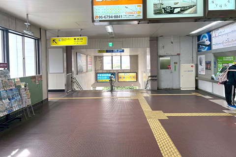 南出口を出たら、正面の通りをそのまま直進します。