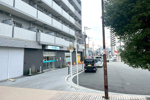 しばらく直進すると、左手にchocoZAP様が見えてきますので、そのまま道なりに進みます。