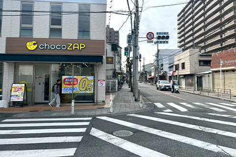 そのまま進むと大きな道路(国道25号線)に出ます。