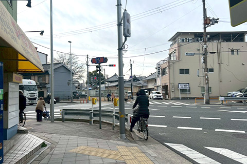 そのまま進むと大きな道路(国道25号線)に出ます。