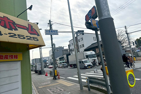 国道25号線の歩道沿いをそのまま直進してください。